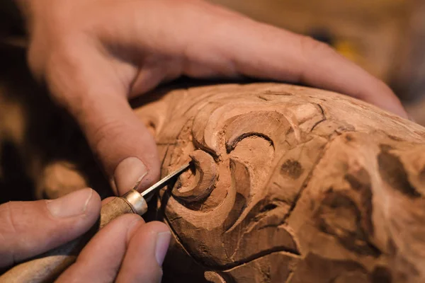 Foto Ravvicinata Intagliatore Legno Lavoro Lavorazione Artigianale Con Legno — Foto Stock