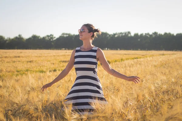 Junge Glückliche Frau Entspannt Sich Und Hat Gute Zeit Sommerweizenfeldern — Stockfoto