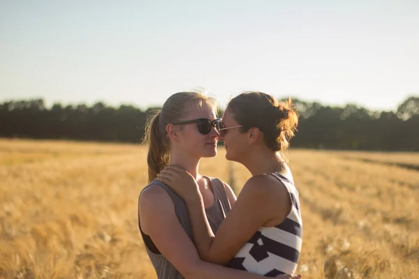 Dos Jóvenes Hembras Caminando Relajándose Día Soleado Encantadora Pareja Lesbianas — Foto de Stock