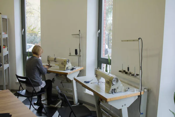 Seamstress Workshop Processes Tailor Working Studio Clothes — Stock Photo, Image