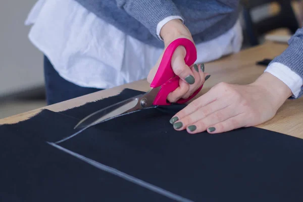 女裁缝车间 在工作室与服装的定制工作过程 — 图库照片