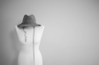 terzi teyp wite arka plan üzerinde ölçüm ile kukla siyah beyaz resim