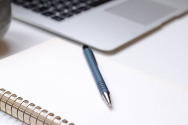 becerikli ve süslemeleri, yazar, çevirmen ya da buisinessman iş yerinde üstten görünüm ile beyaz masa üstünde defter