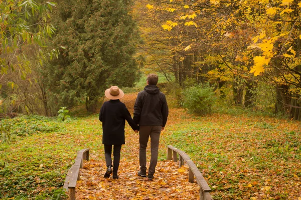 yürüyüş ve sonbahar park, Genç stilysh kadın ve erkek yolcuları iyi vakit geçiriyorlardı turist çiftin 