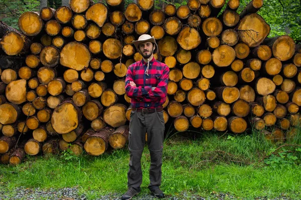 Porträtt Vedhuggare Skogen Många Stora Stockar Tall Bakgrund Unga Manliga — Stockfoto