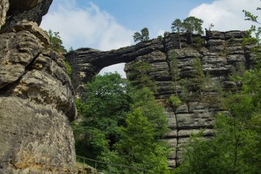 Çek Cumhuriyeti, mountaines ve bohem İsviçre Ulusal Parkı ormanda Pravcicka brana peyzaj