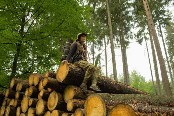 Unga Kvinnliga Hiker Posing Nära Sawmeal Skogen Tallar Många Träd — Stockfoto