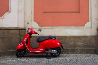 Eski Avrupa sokaklarda Vintage scooter