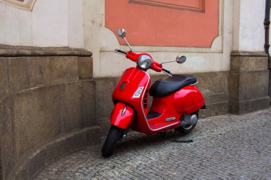Eski Avrupa sokaklarda Vintage scooter