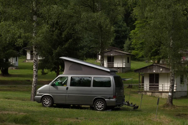 Autobus Stan Kempování Lese — Stock fotografie