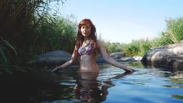 夏天的时候 年轻美丽的女女人带着卷发在山河里游泳 红发女子在池塘里游泳 — 图库视频影像