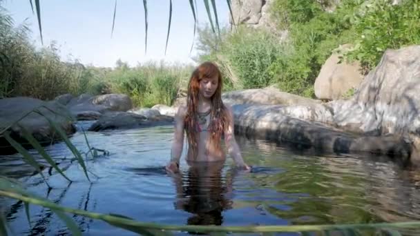 Mladá Krásná Žena Dredy Plavat Horské Řeky Letním Období Rusovláska — Stock video