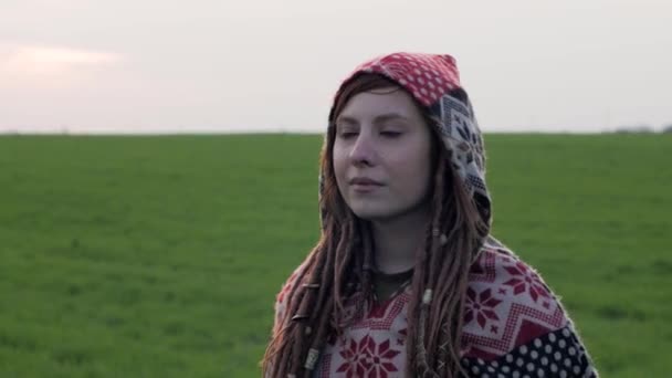 Joven Mujer Readhead Con Rastas Mirando Binocular Campo Verano Verde — Vídeo de stock