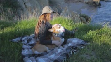 Genç kadın gezgin, dağlar corgi köpek ile hiking