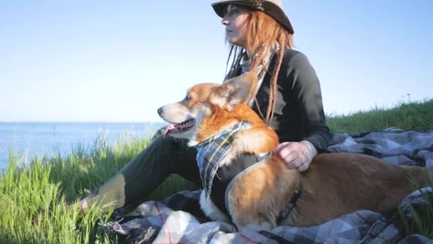 Giovane Viaggiatrice Escursioni Con Cane Corgi Montagna — Video Stock