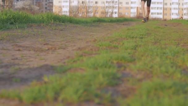 Joven Corredor Masculino Entrenando Aire Libre Campos Primavera Durante Hermoso — Vídeo de stock