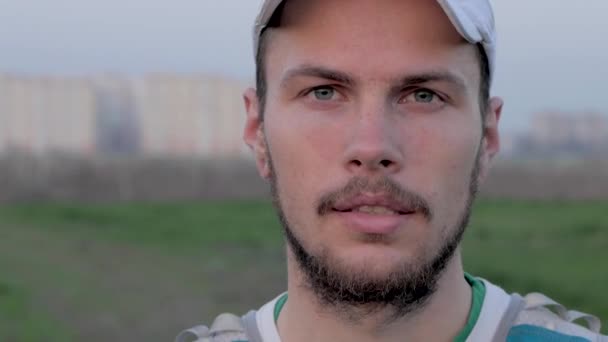 Portrait Jeune Homme Hipster Trail Coureur Dans Les Champs Contre — Video