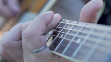 güzel gün batımı sırasında oung dövmeli erkek oyun yaz alanlardaki akustik gitar
