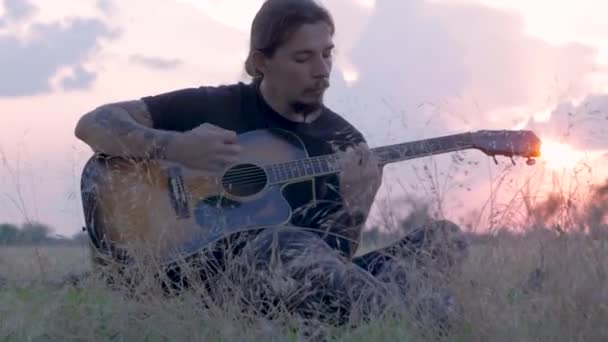 Oung Tattooed Male Play Acoustic Guitar Summer Fields Beautiful Sunset — Stock Video