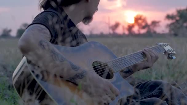 Oung Татуированные Мужчины Играют Акустической Гитаре Летних Полях Время Красивого — стоковое видео