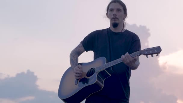 Fetiche Masculino Tatuado Guitarra Acústica Los Campos Verano Durante Hermoso — Vídeos de Stock