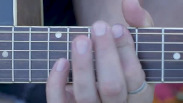 Oung Wytatuowany Mężczyzna Grać Gitarze Akustycznej Lecie Pól Podczas Piękny — Wideo stockowe