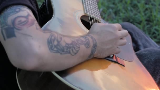 Tatuato Maschio Suonare Chitarra Acustica Nei Campi Estivi Durante Bel — Video Stock