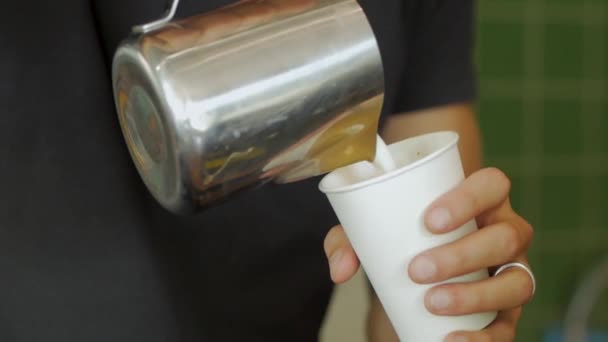 Barista Werk Koffiehuis Proces Van Voorbereiding Van Sluiten Van Koffie — Stockvideo
