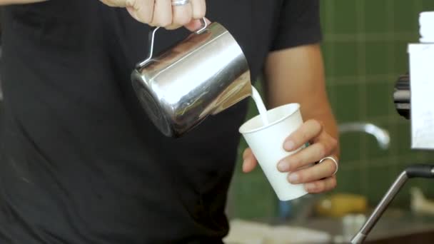 Barista Werk Koffiehuis Proces Van Voorbereiding Van Sluiten Van Koffie — Stockvideo