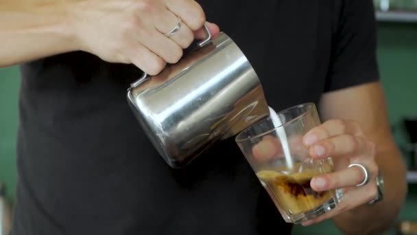 Barista Arbeit Café Prozess Der Kaffeezubereitung Aus Nächster Nähe — Stockvideo