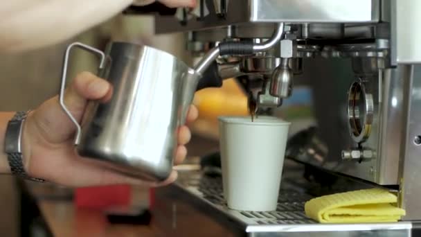 Barista Travail Dans Café Processus Préparation Café Gros Plan — Video