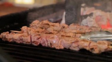 Kapalı Restoran, kömür ızgarada tavuk et parçaları kızarmış