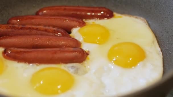 Desayuno Con Salchichas Huevos — Vídeo de stock