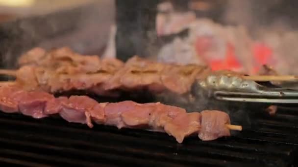 Bucăți Carne Pui Prăjite Grătar Cărbune Interior Restaurant — Videoclip de stoc