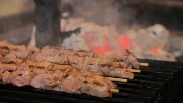 Trozos Carne Pollo Fritos Una Parrilla Carbón Interior Del Restaurante — Vídeos de Stock