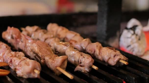 Trozos Carne Pollo Fritos Una Parrilla Carbón Interior Del Restaurante — Vídeos de Stock