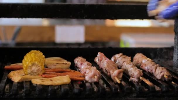 Trozos Carne Pollo Fritos Una Parrilla Carbón Interior Del Restaurante — Vídeos de Stock