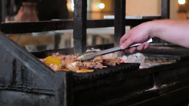 Vlees Stukjes Kip Gebakken Een Houtskool Barbecue Binnen Het Restaurant — Stockvideo