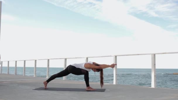 Mujer Forma Joven Hacer Ejercicio Yoga Muelle Madera Salida Del — Vídeos de Stock