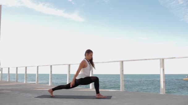 Mujer Forma Joven Hacer Ejercicio Yoga Muelle Madera Salida Del — Vídeos de Stock