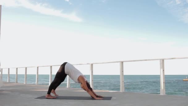 Junge Fitte Frau Macht Yoga Übungen Auf Dem Hölzernen Pier — Stockvideo