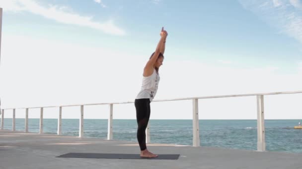 Jonge Vrouw Doen Yoga Oefening Houten Pier Sunrise Zee Achtergrond — Stockvideo