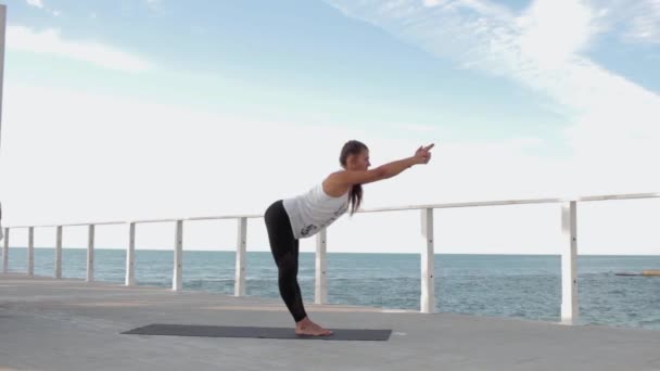 Giovane Donna Forma Fare Esercizio Yoga Sul Molo Legno Alba — Video Stock