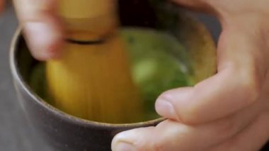 yeşil matcha çay prepearing taş siyah masada