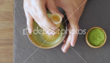 yeşil matcha çay prepearing taş siyah masada