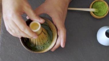 yeşil matcha çay prepearing taş siyah masada