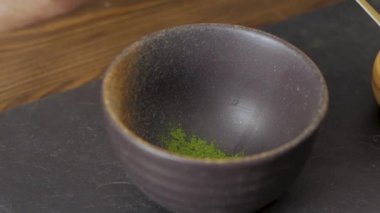 yeşil matcha çay prepearing taş siyah masada