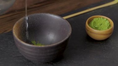 yeşil matcha çay prepearing taş siyah masada