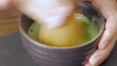 yeşil matcha çay prepearing taş siyah masada