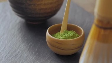yeşil matcha çay prepearing taş siyah masada
